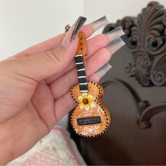Mini Guitar Key Chain - Picture 3 of 6